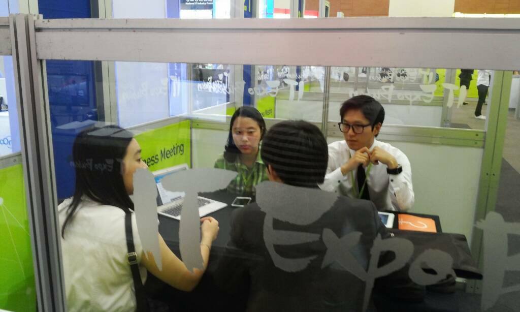 IT 엑스포 현장, 앱 서비스 홍보와 해외 바이어 미팅